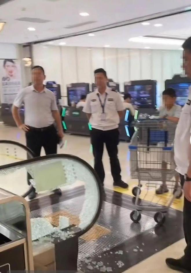 小男孩推购物车撞碎商场电梯玻璃工作人员回应赔偿问题